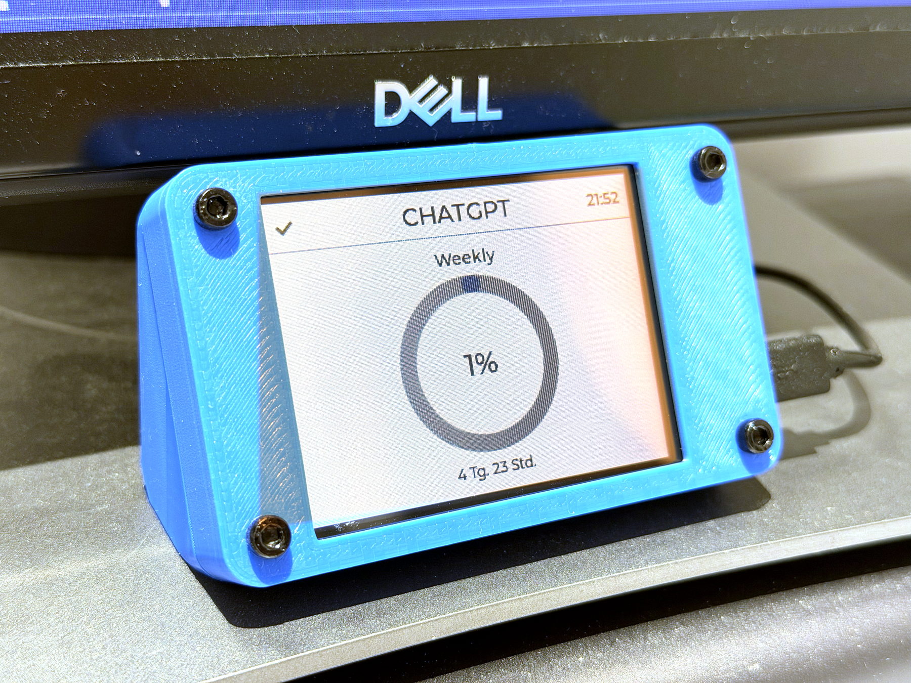AI Monitor Display im gedruckten Gehäuse mit ChatGPT-Limits