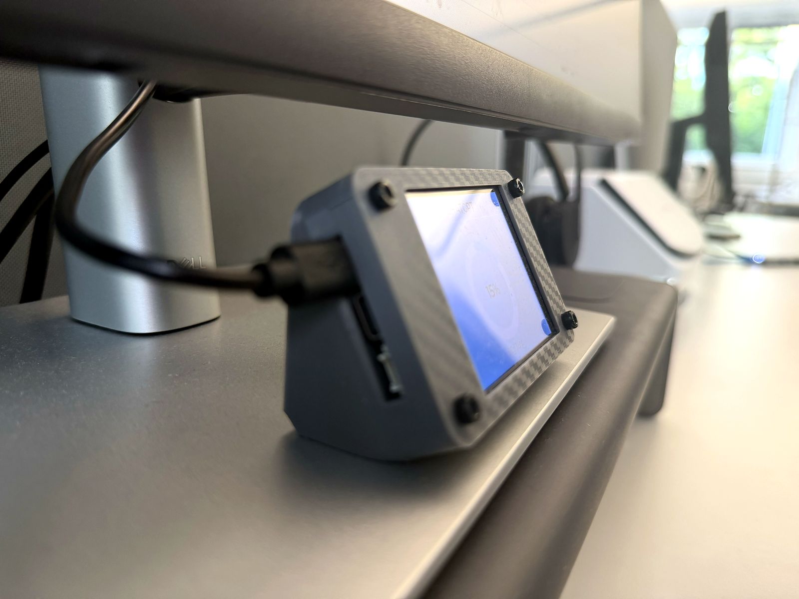 AI Monitor Display im 3D-gedruckten Gehäuse, seitlich auf dem Monitorfuß